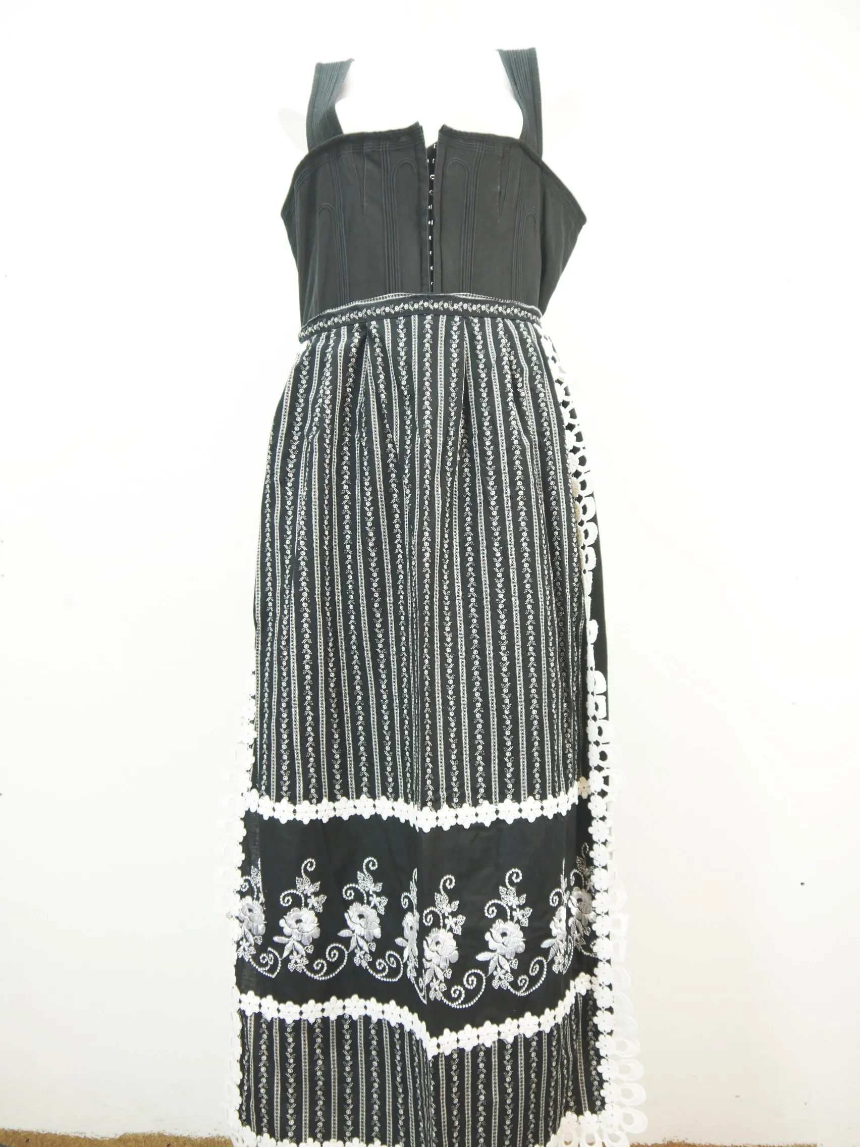 Berwin & Wolff schwarz mit Balkonett großartiges Dirndl mit Schürze Gr.46