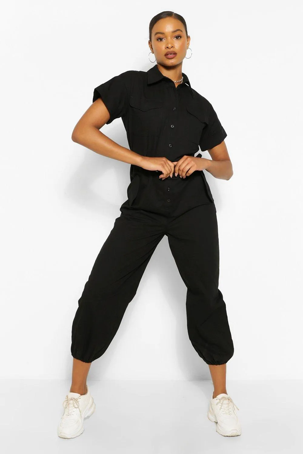 Jumpsuit aus Webstoff mit umgeschlagenen Bündchen und Gürtel